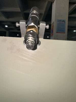 Revestimento por rotação de duas estações de alto rendimento para revestimento de barreira de água/óleo de artigos de mesa de celulose