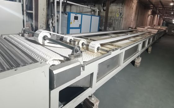 Linha de revestimento e recozimento de piso de engenharia de precisão de desempenho confiável para PVC WPC LVT