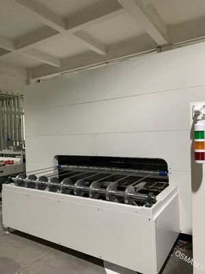 Linha de revestimento automático por pulverização de alta eficiência para bandejas de vinho e embalagens cosméticas (superfície externa)